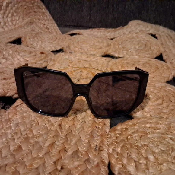 Chic Black & Gold Sunglasses - Picture 1 of 3